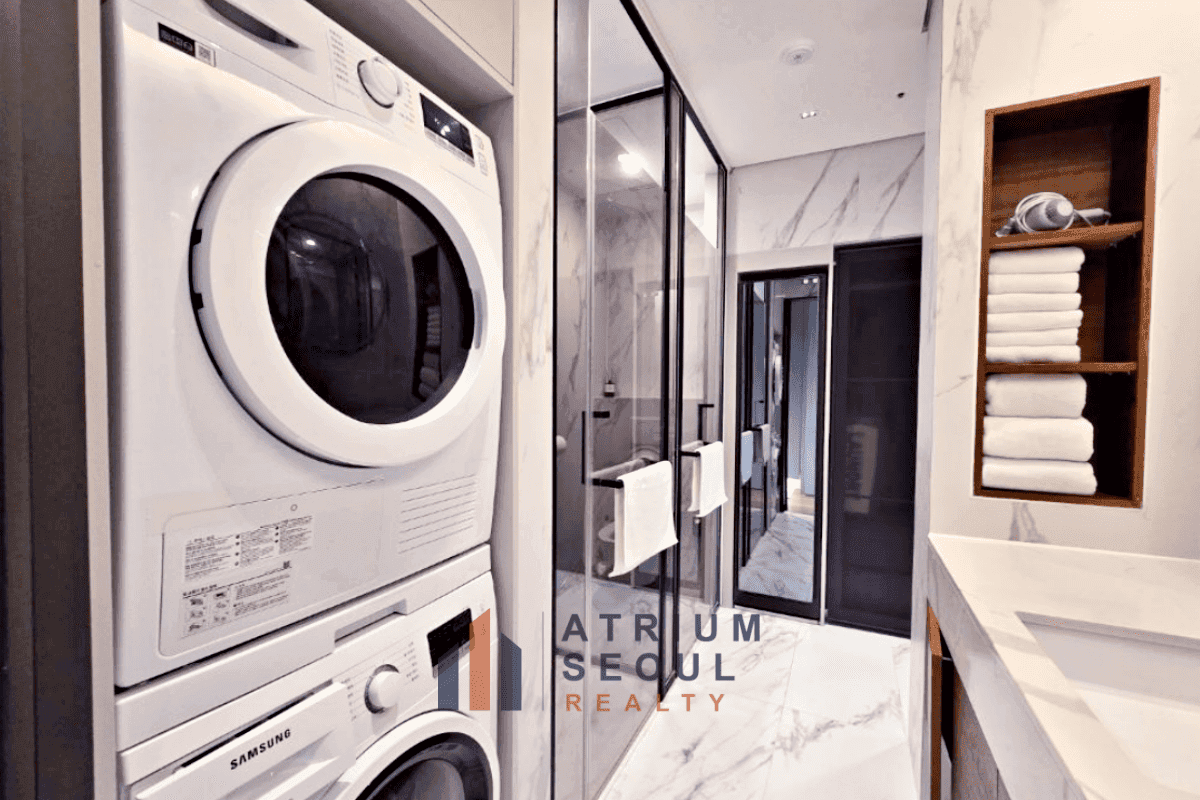 Laundry room in Luxury Duplex Loft Apartment for Short-Term Rent Near COEX, Gangnam