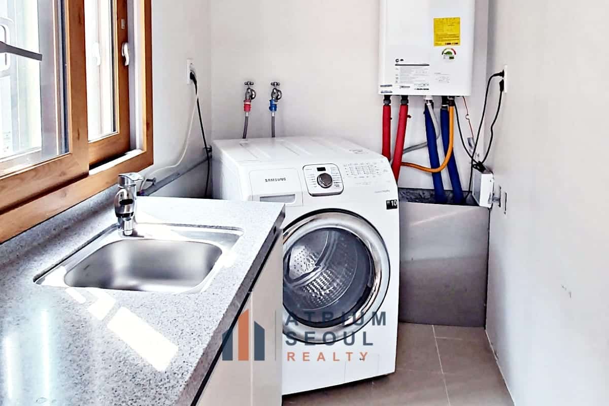 Laundry room in sub kitchen - Villa for Rent in Seorae Village