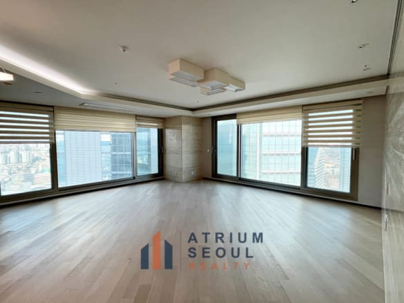 Living Room - Apartment in Yongsan Prugio Summit For Rent