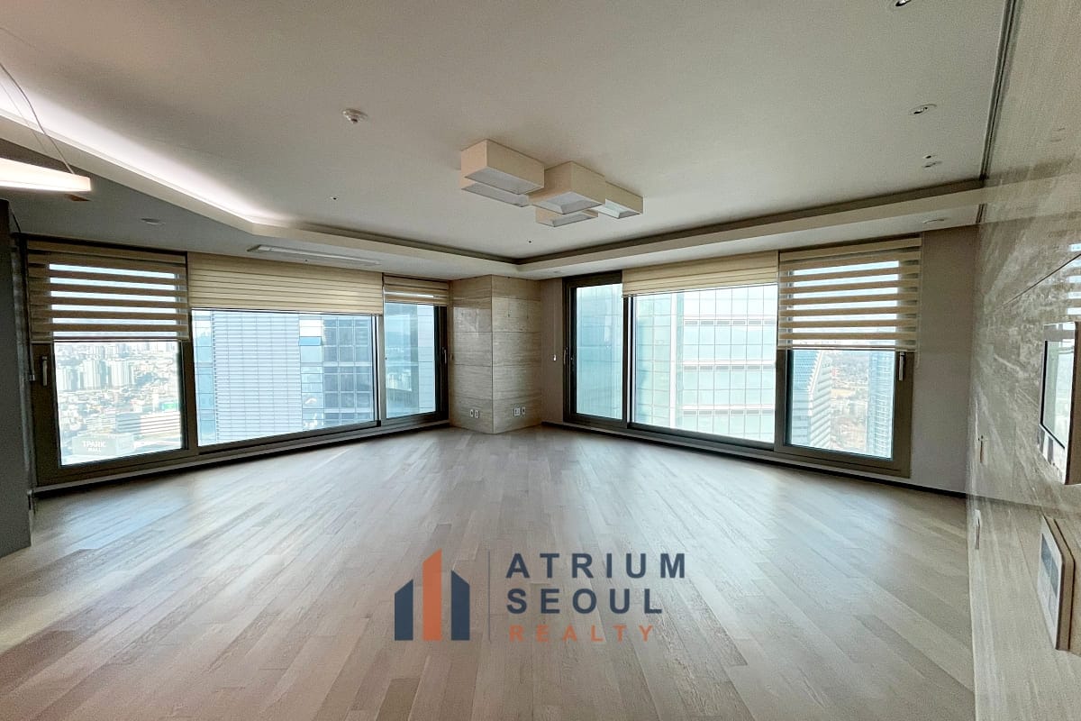 Living Room - Apartment in Yongsan Prugio Summit For Rent