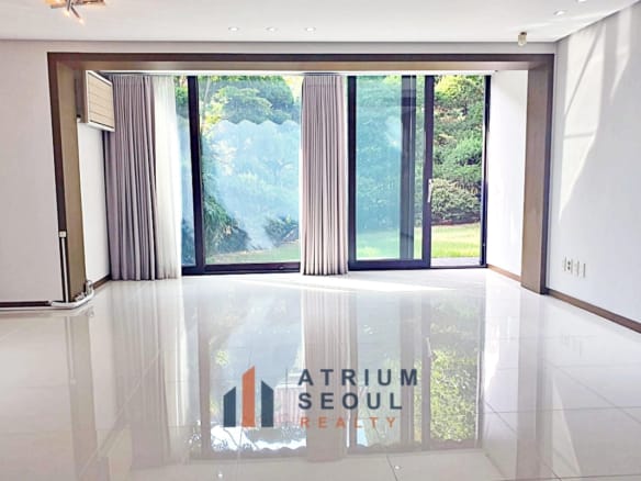 Living Room Luxury 5-Bedroom House for Rent in French Village Seoul