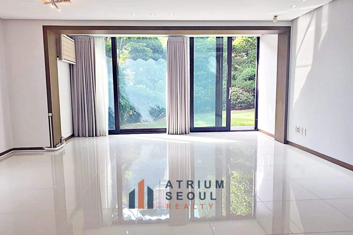 Living Room Luxury 5-Bedroom House for Rent in French Village Seoul