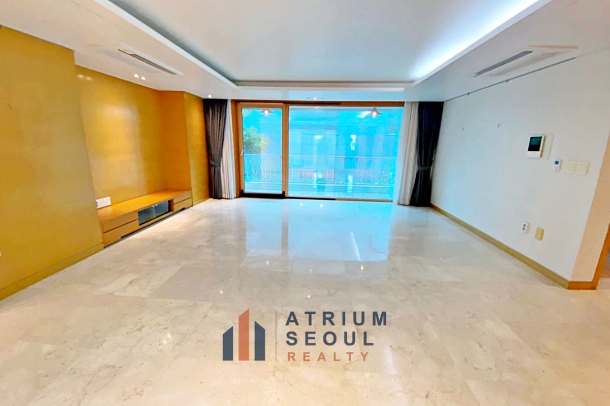 Living Room - Modern Villa in Hannam-dong - Apartment Rent in Seoul - Atrium Seoul Realty