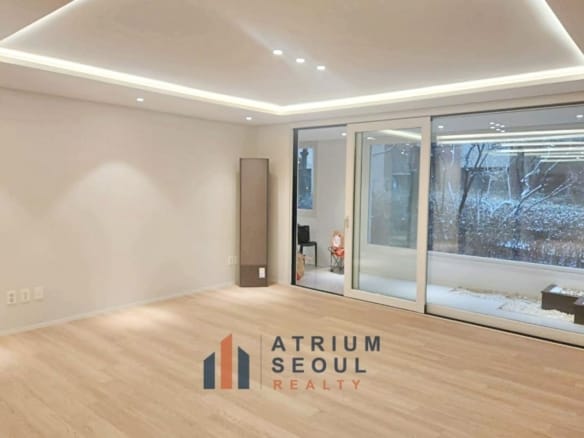 Living Room - Newly Renovated 4-Bedroom Home with Private Terrace For Rent in Banpo - Atrium Seoul Realty