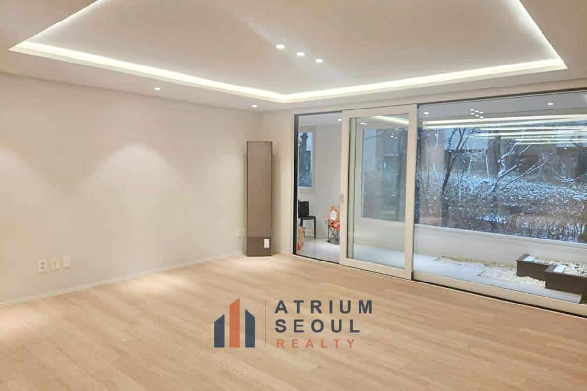 Living Room - Newly Renovated 4-Bedroom Home with Private Terrace For Rent in Banpo - Atrium Seoul Realty
