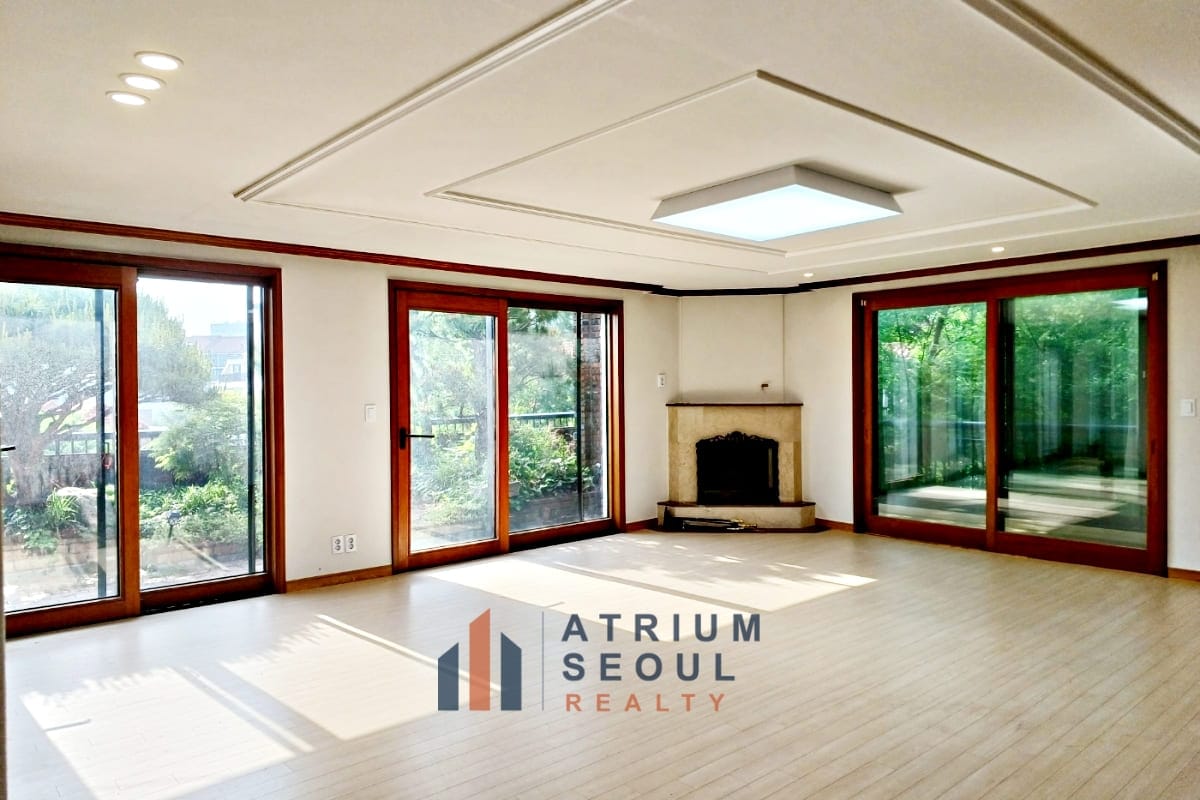 Living Room in 5BR Duplex Villa in French Village Private Garden - Seoul Apartment For Rent