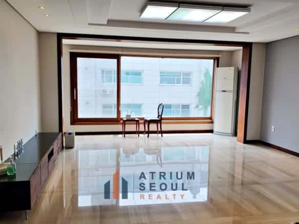 Living Room in Well-maintained 3BR villa for rent in Seorae Village, Banpo.