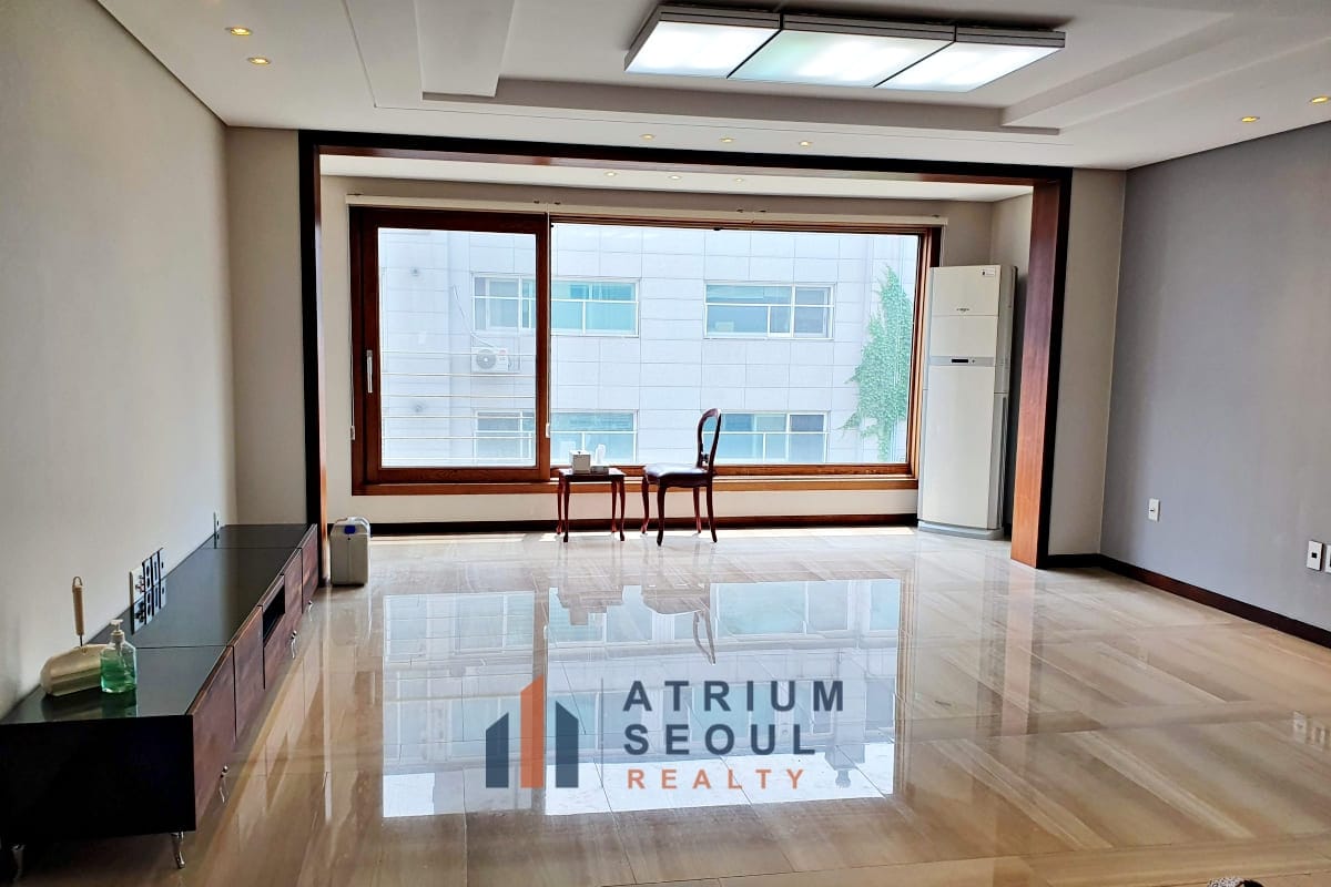 Living Room in Well-maintained 3BR villa for rent in Seorae Village, Banpo.