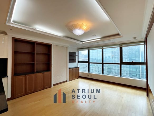 Living Space - Apartment in Yeouido for rent
