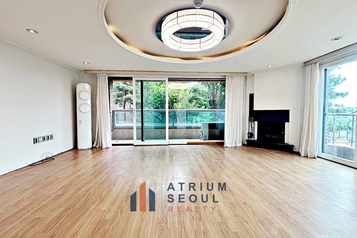 Living Space in Semi-Furnished Expat-Exclusive Residence - Apartment for Rent in Itaewon, Seoul - Atrium Seoul Realty