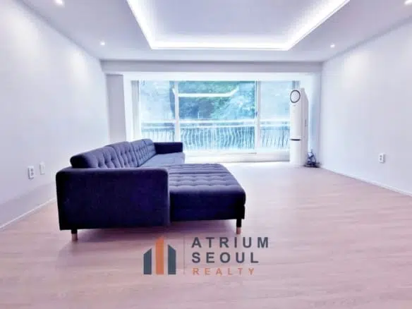 Living area 4BR Villa For Rent in Seorae Village, Banpo
