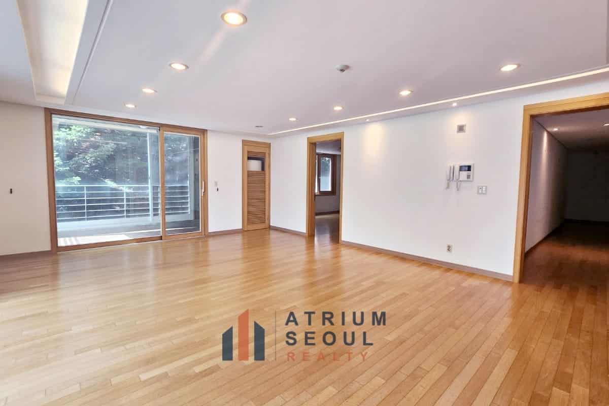 Living area Luxury 4BR Villa For Rent near Hannam the hill in Seoul