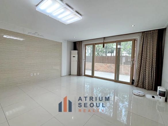 Living area - Spacious Luxury Villa with Private Terrace Garden in Hannam