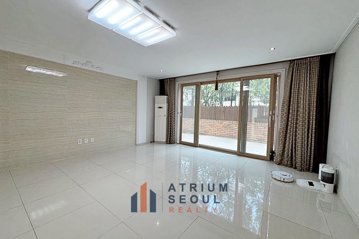 Living area - Spacious Luxury Villa with Private Terrace Garden in Hannam