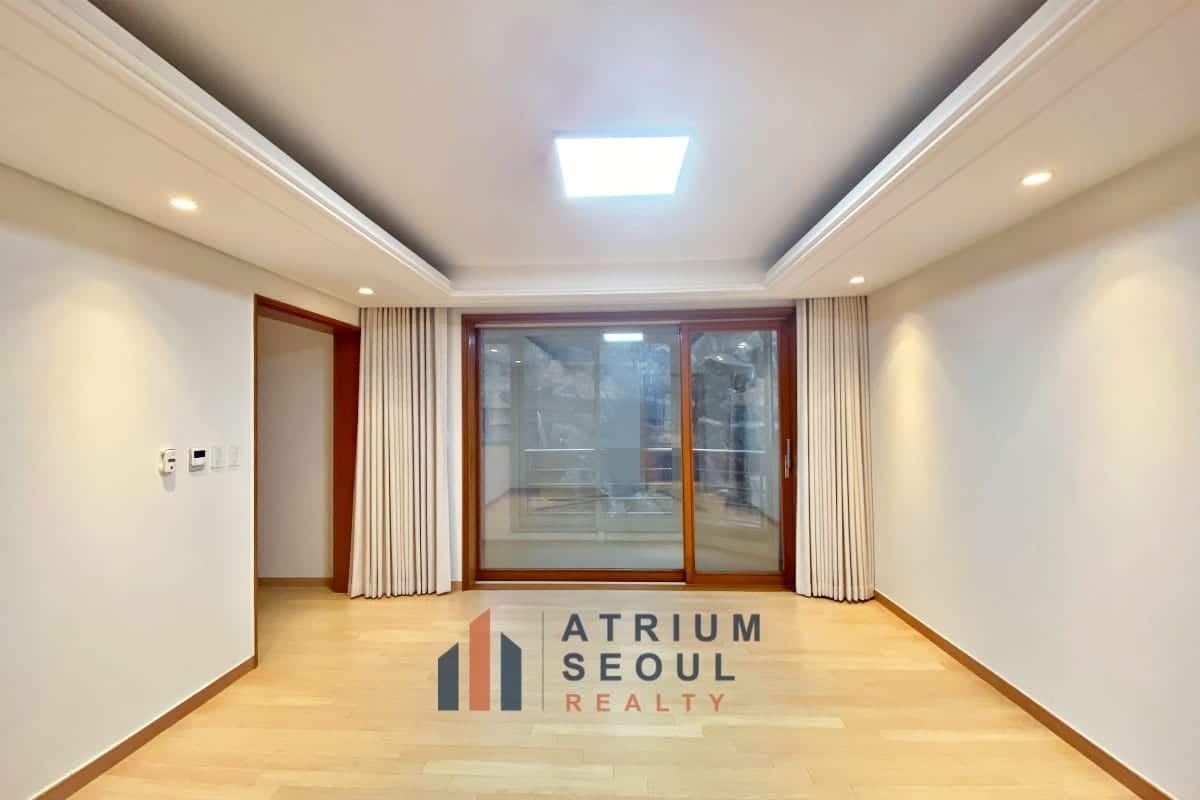 Living area Spacious Modern Apartment Near SFS