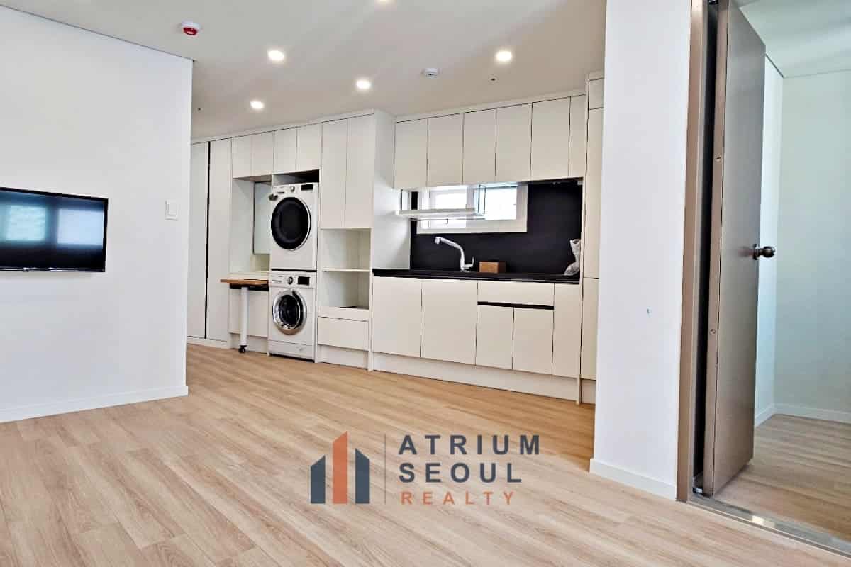 Living area in Modern Studio Apartment for Rent in Samseong-dong, Gangnam, Seoul
