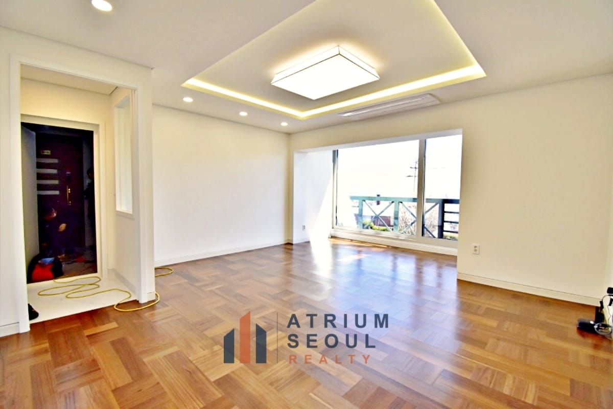 Living room Itaewon Luxury Apartment - For Monthly Rent in Seoul
