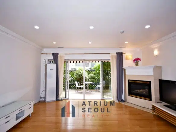 Living room Spacious 3BR Villa for Rent in Hannam-dong Yongsan in Seoul with Private Terrace