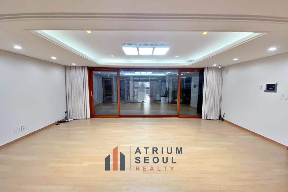 Living room Spacious Modern Apartment Near SFS