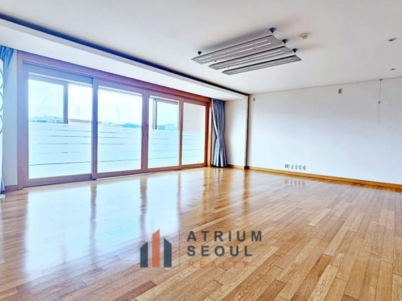 Living room - Spacious Seoul Apartment in French Village - For Rent