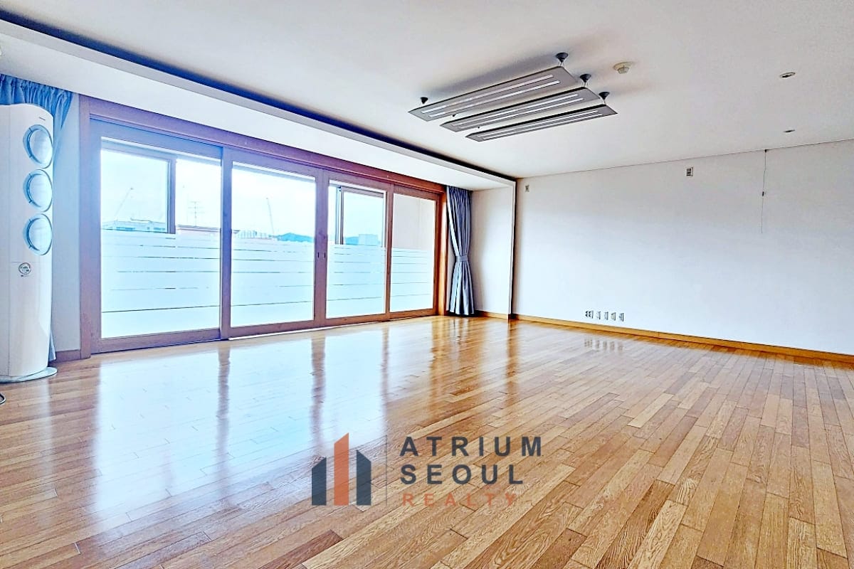 Living room - Spacious Seoul Apartment in French Village - For Rent