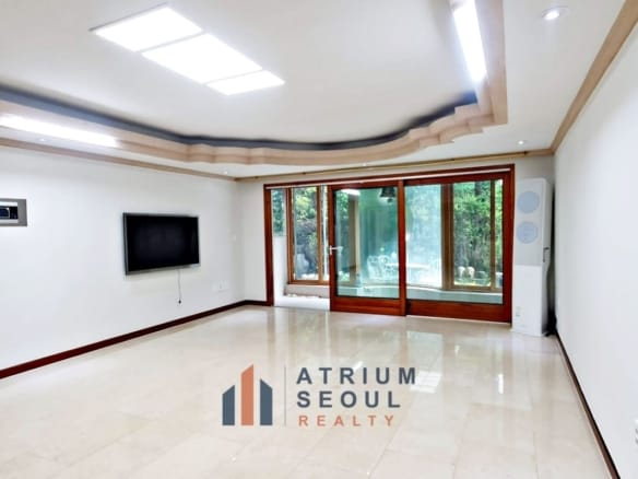 Living room at 4BR House with Private Garden in Banpo - Atrium Seoul Realty