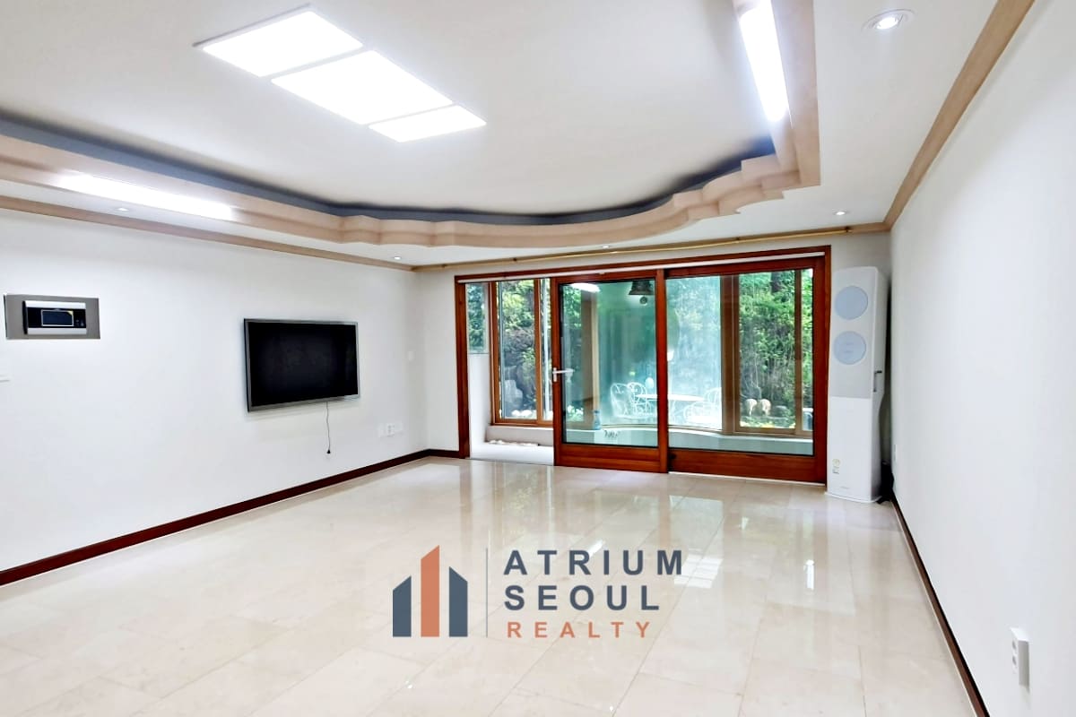 Living room at 4BR House with Private Garden in Banpo - Atrium Seoul Realty