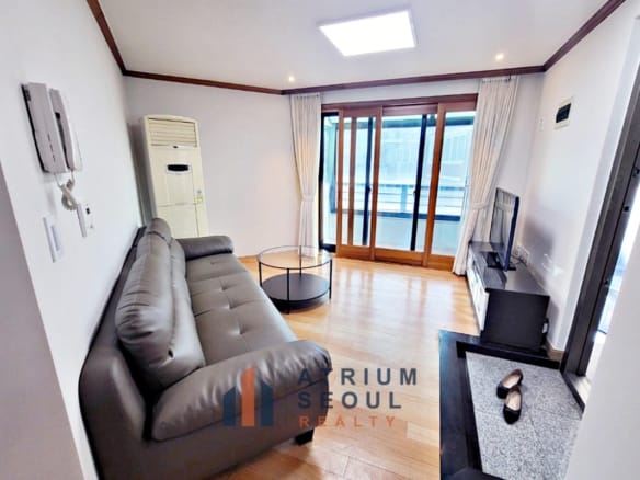 Living room in Fully Furnished Apartment for Monthly Rent in Itaewon, Seoul