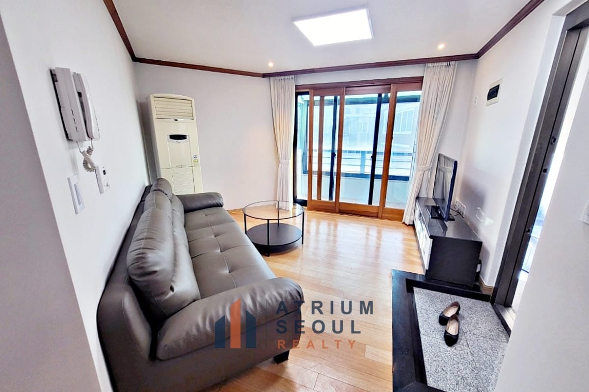 Living room in Fully Furnished Apartment for Monthly Rent in Itaewon, Seoul
