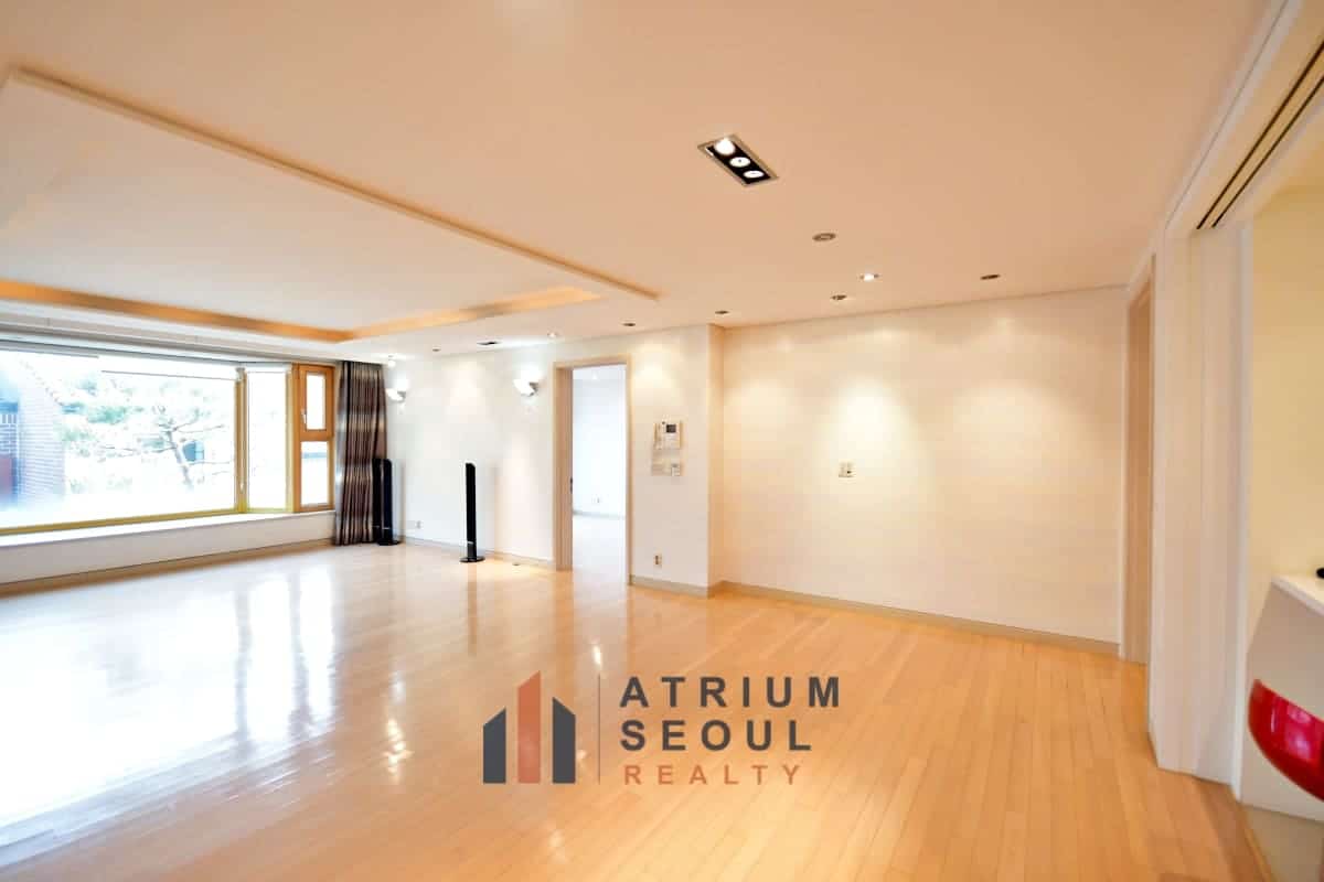 Living room in Itaewon 3-Bedroom Residence For Rent - Apartment Rent in Seoul - Atrium Seoul Realty
