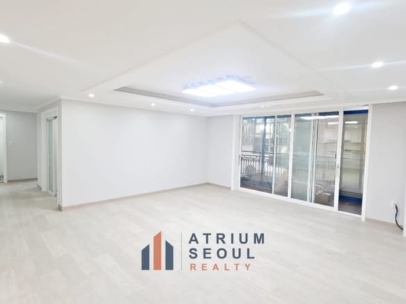 Living room in Renovated 4BR Villa for Rent in Seorae Village - Atrium Seoul Realty