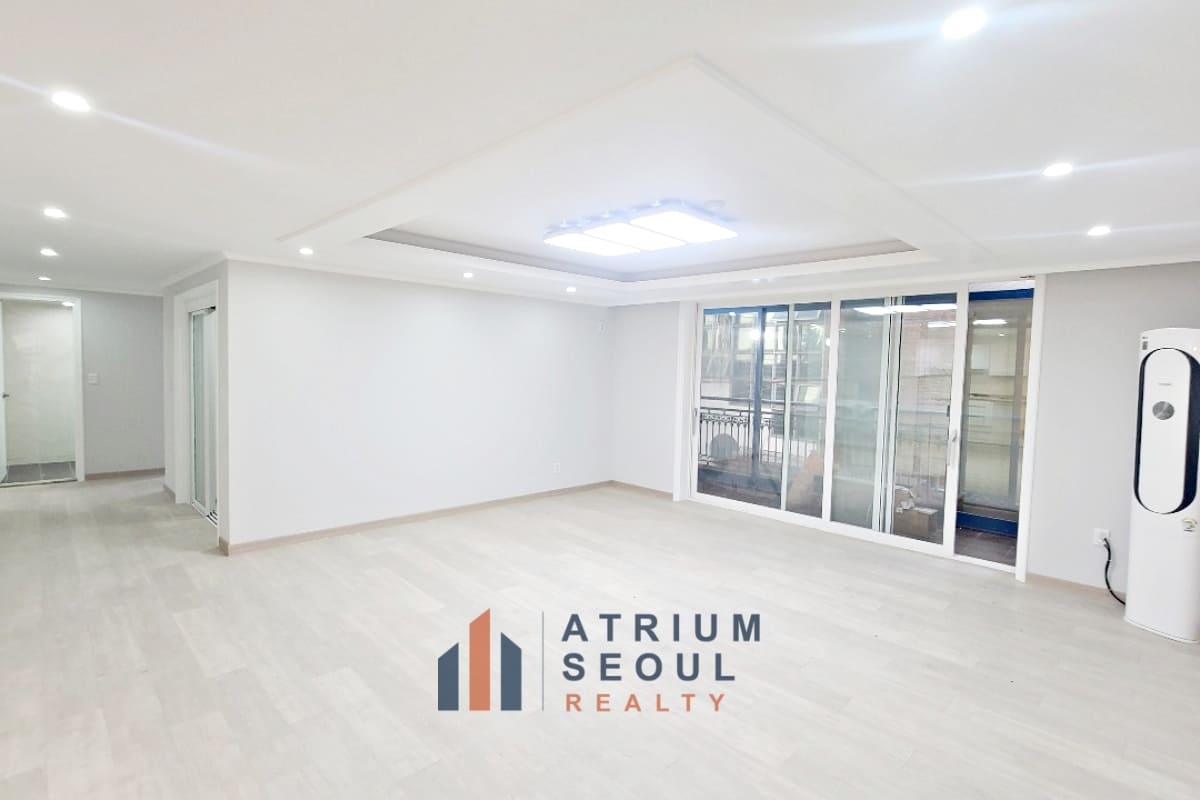 Living room in Renovated 4BR Villa for Rent in Seorae Village - Atrium Seoul Realty