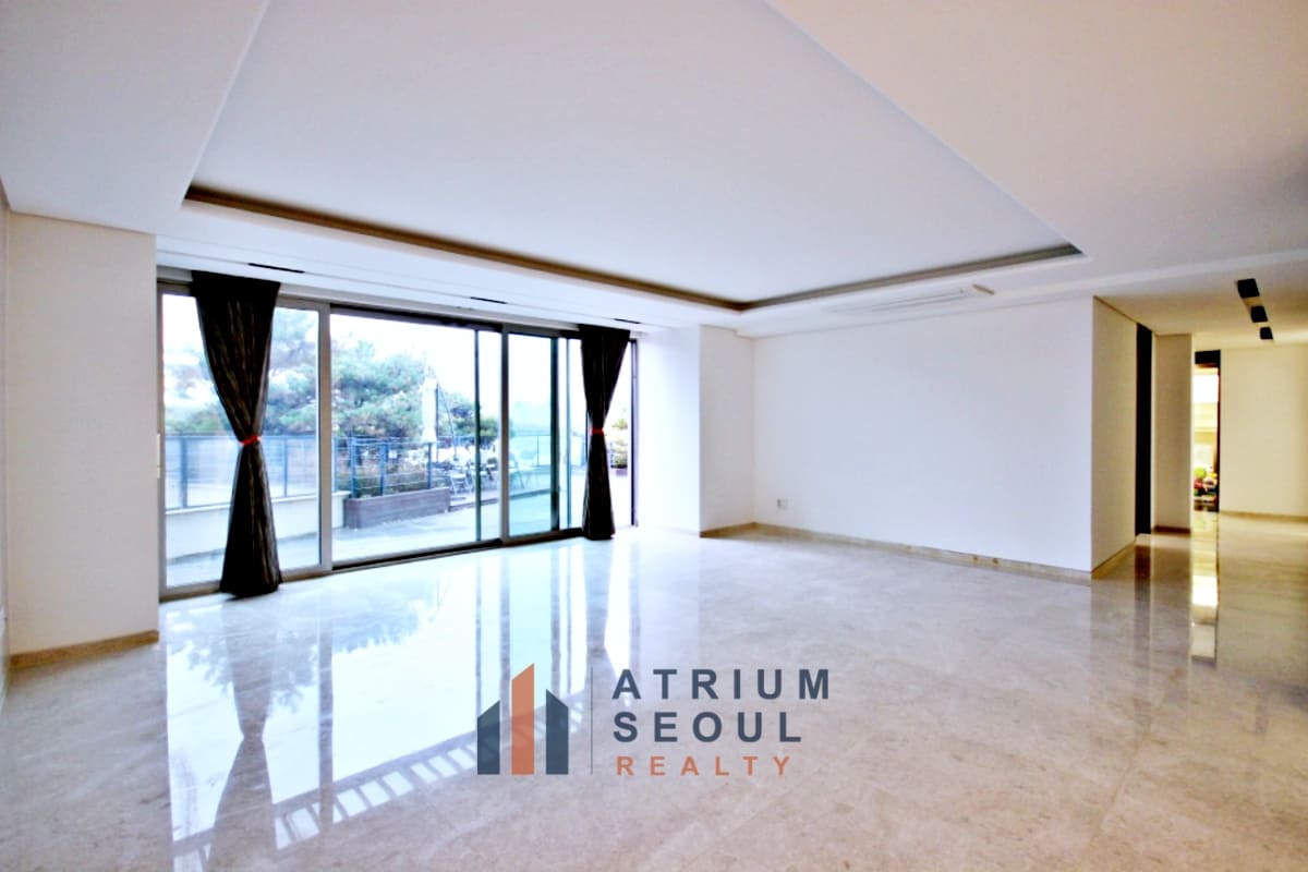Living space - Luxury Villa with Spacious Private Garden & Panoramic River Views - Apartment for Monthly Rent in Seoul - Atrium Seoul Realty (22)