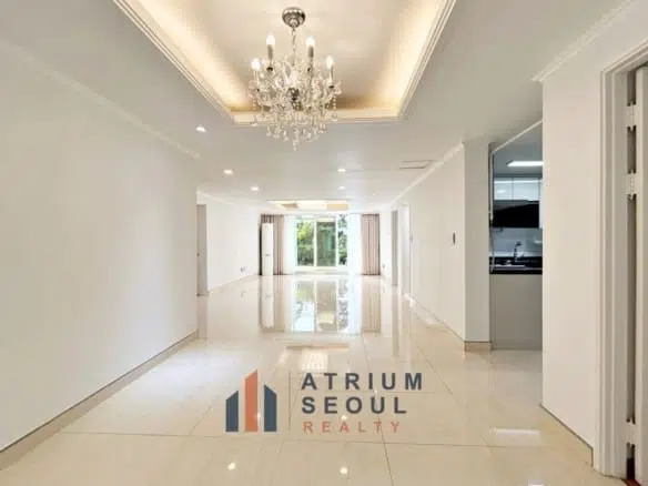 Living space Modern 4BR Villa with Private Garden for Rent in Itaewon - Atrium Seoul Realty