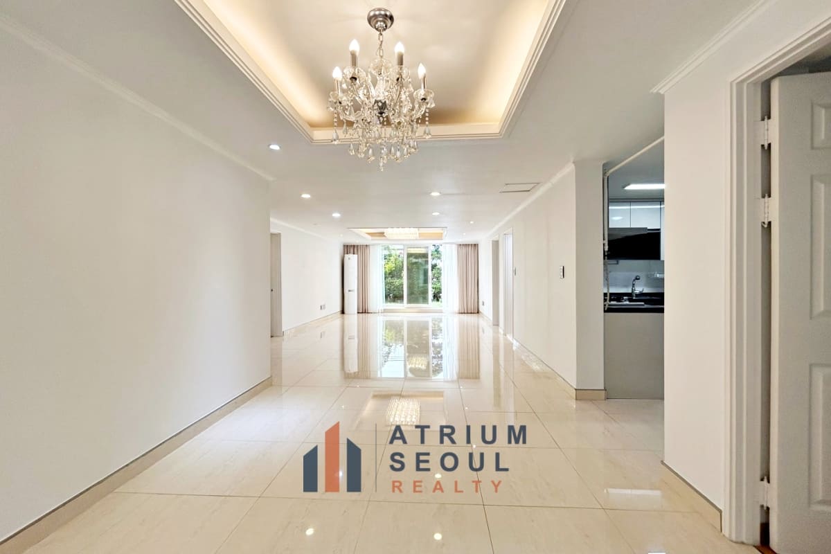 Living space Modern 4BR Villa with Private Garden for Rent in Itaewon - Atrium Seoul Realty