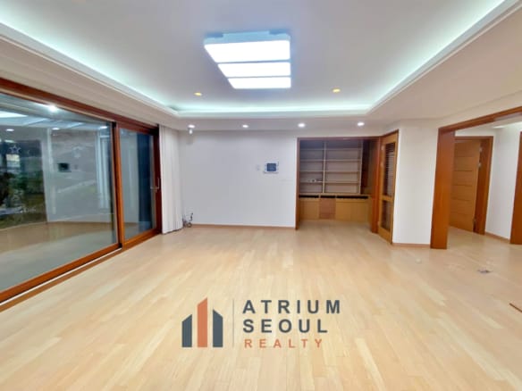 Livinng room Spacious Modern Apartment Near SFS