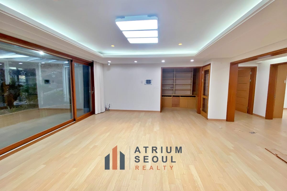 Livinng room Spacious Modern Apartment Near SFS