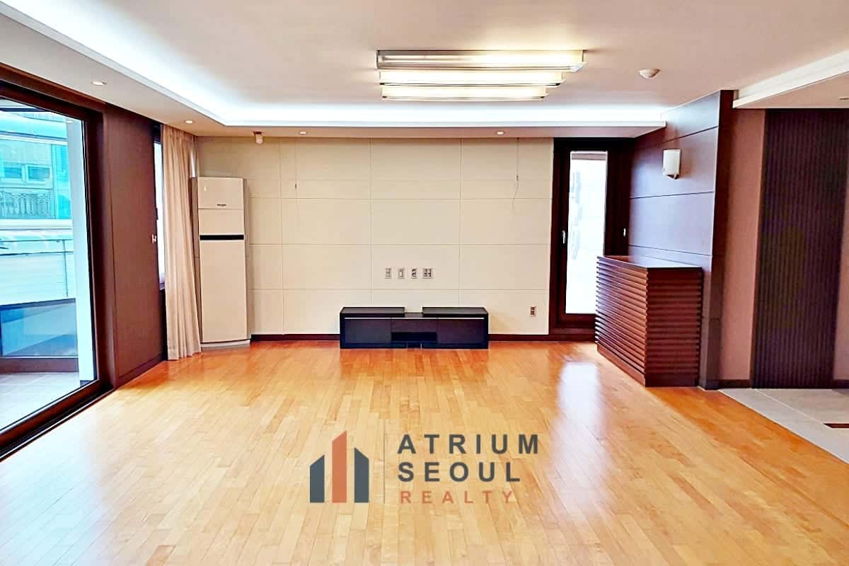 Luxury 5-Bedroom House for Rent in French Village - Seoul