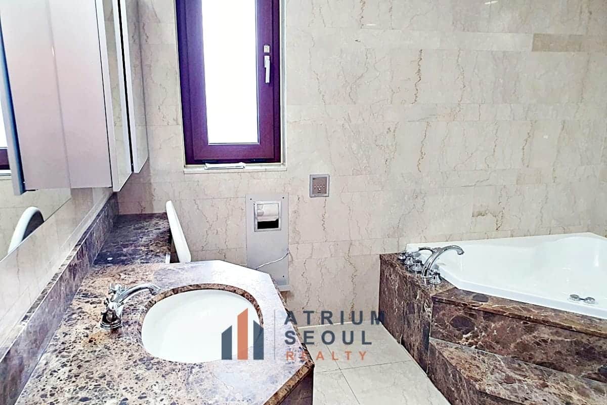 Luxury 5-Bedroom House for Rent in French Village