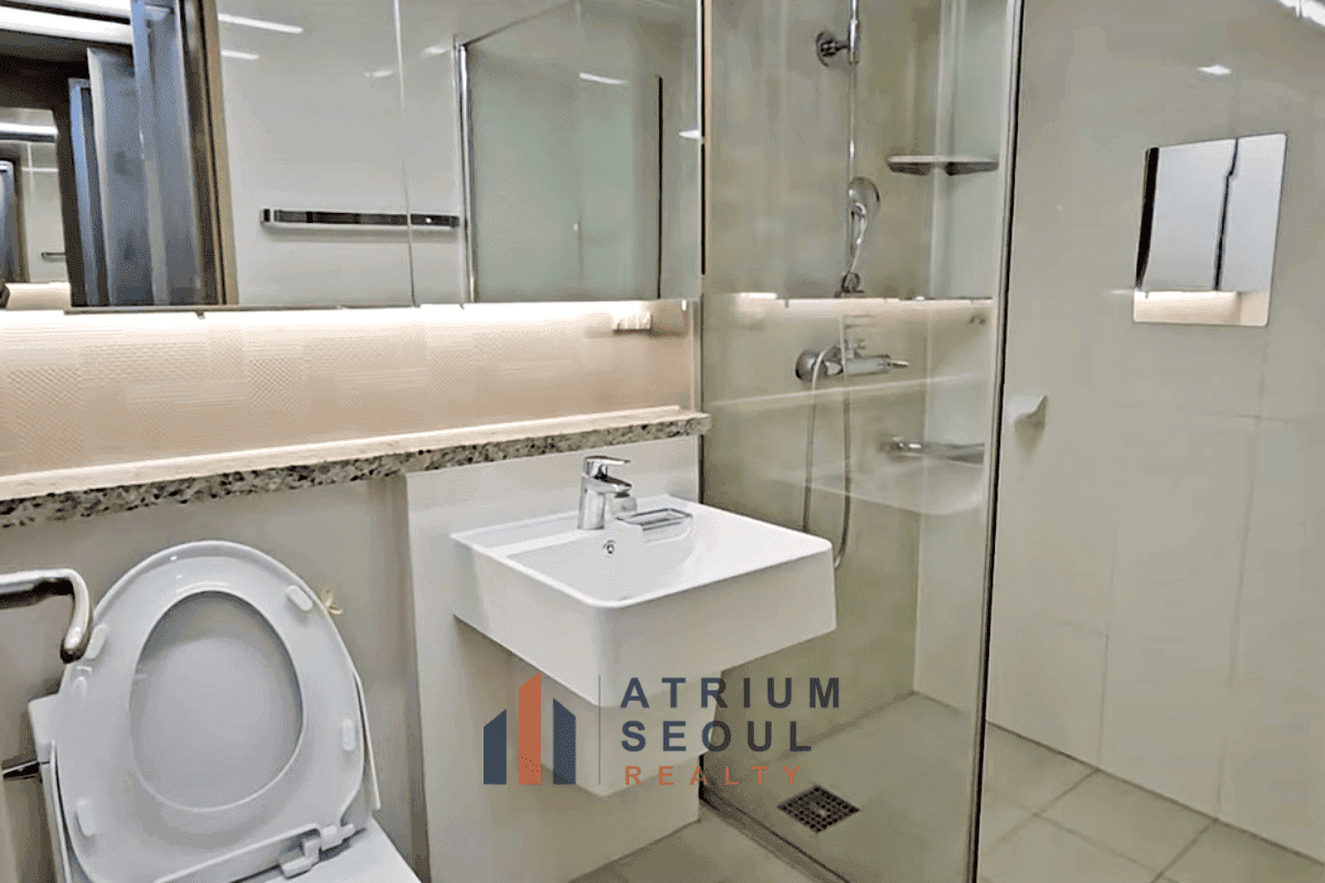 Master room Bath room in 3 Bedroom Apartment for Rent in Helio City, Jamsil, Songpa - Atrium Seoul Realty