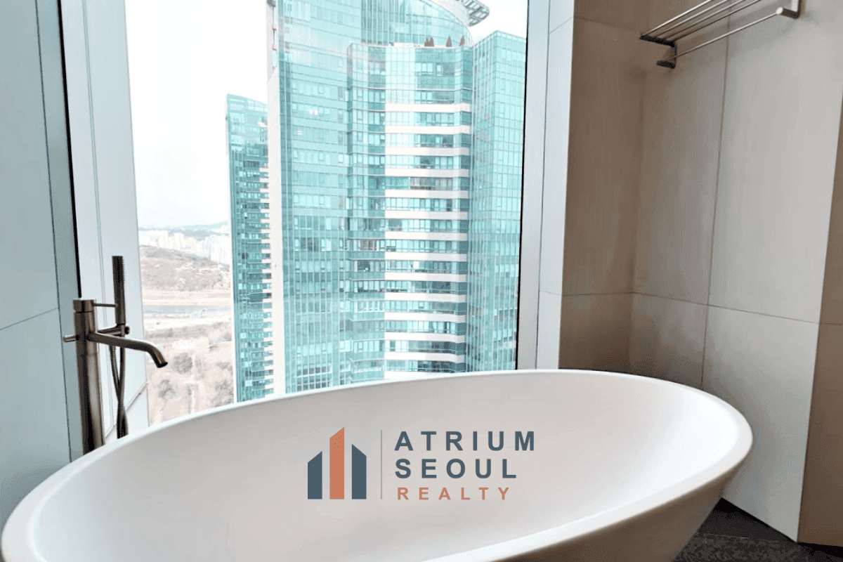 Master room Bath tub Acro Seoul Forest 3BR Apartment for Rent Seoul Forest & Han River view , Seoungsu, Seoul - Atrium Seoul Realty