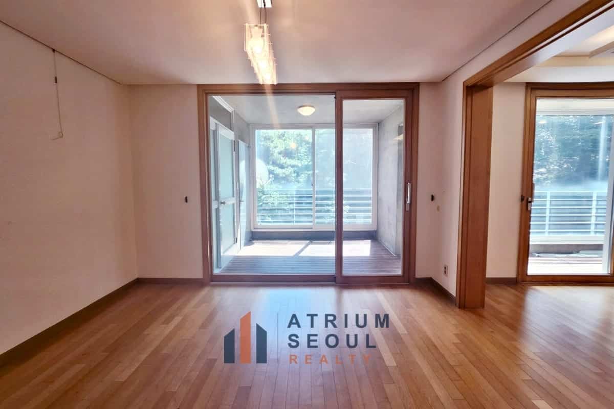 Master room - Luxury 4BR Villa For Rent near Hannam the hill in Seoul