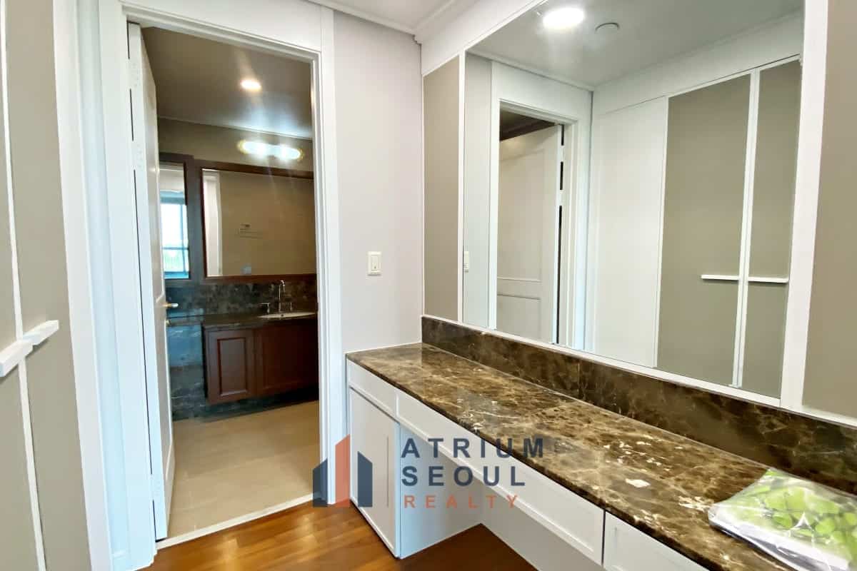 Master room Powder room- Monthly Rent Yongsan City Park Apartment