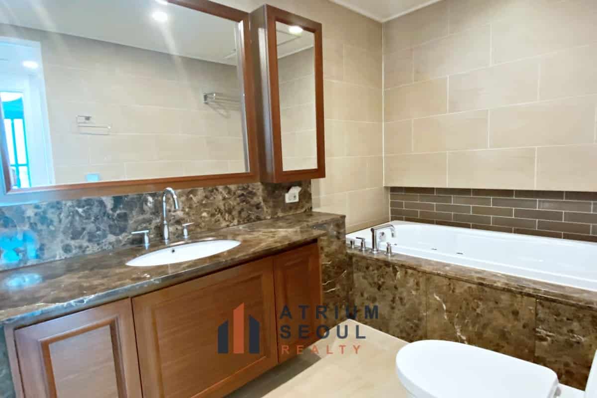 Master room bath room- Monthly Rent Yongsan City Park Apartment