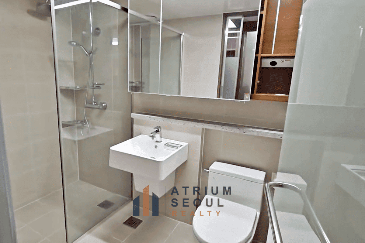 Master room bathroom Spacious 4 Bedroom Apartment for Rent in Helio City Jamsil, Songpa, Seoul - Atrium Seoul Realty