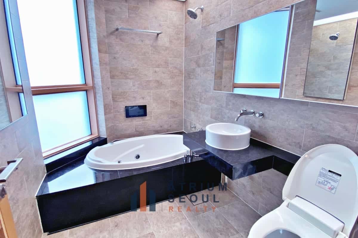 Master room bathroom_SK Leaders View Namsan Apartment For Rent- Myeongdong