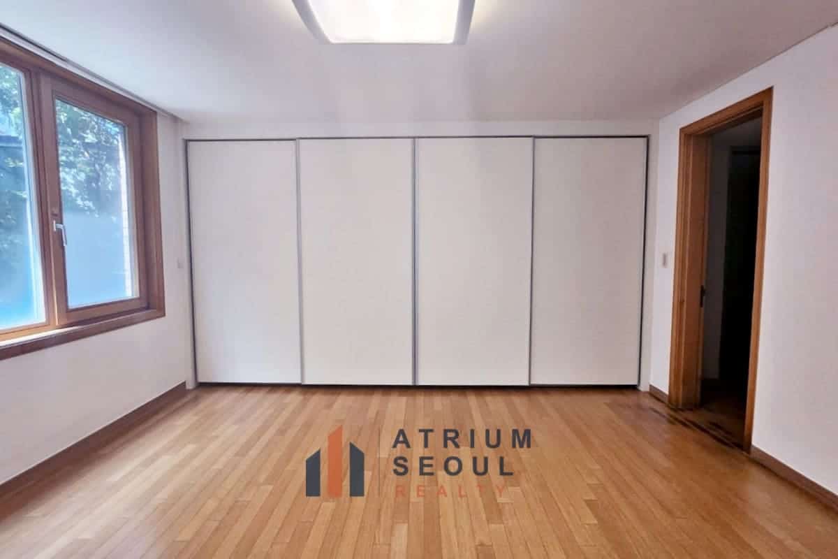 Master room in Luxury 4BR Villa For Rent near Hannam the hill in Seoul