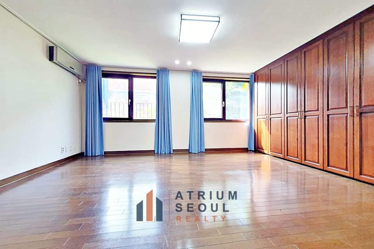Master room in Luxury 5-Bedroom House for Rent in French Village Seoul