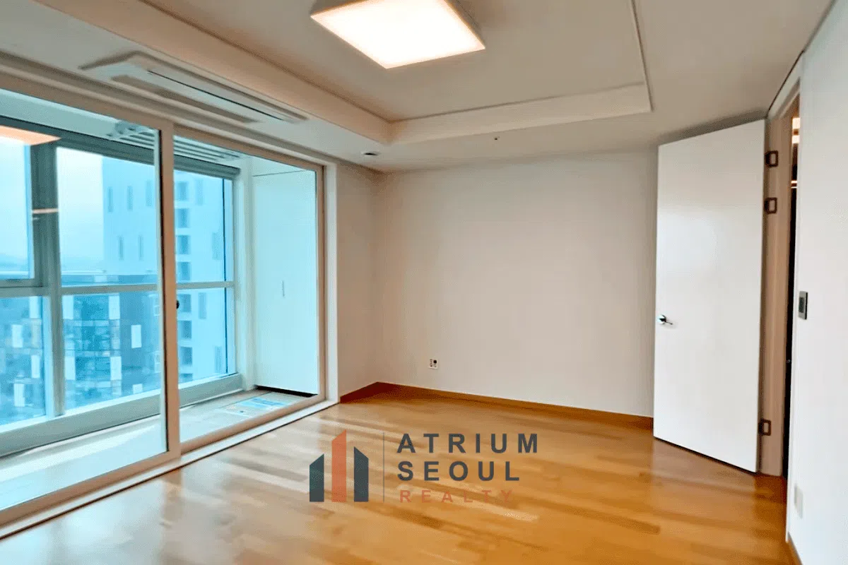 Master room in TRIMAGE 3BR Apartment for Rent in Seongsu Seoul - Atrium Seoul Realty
