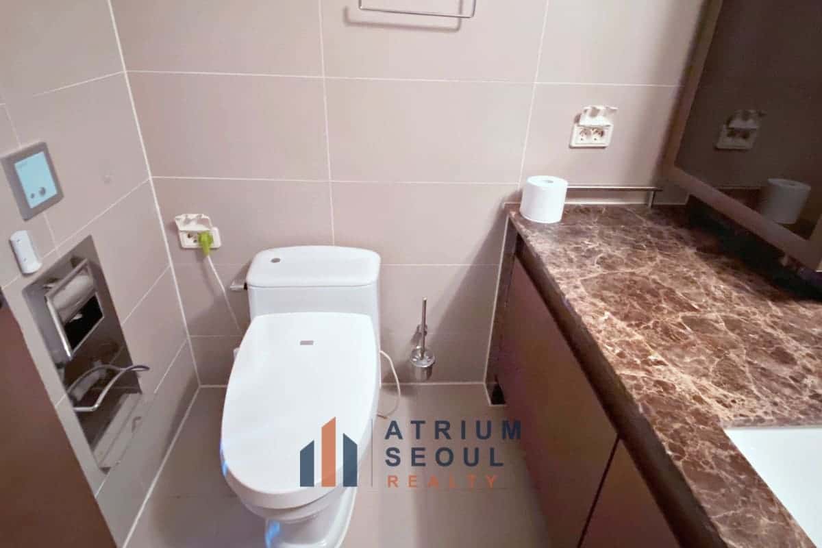 Master room toilet_Yongsan City Park Apartment For Rent